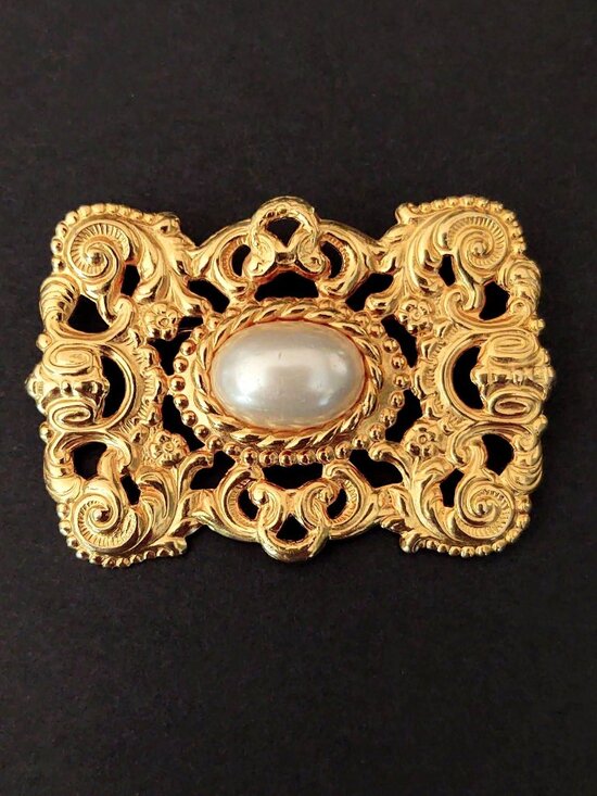 Jewelry - Decorative gold tone and faux pearl brooch